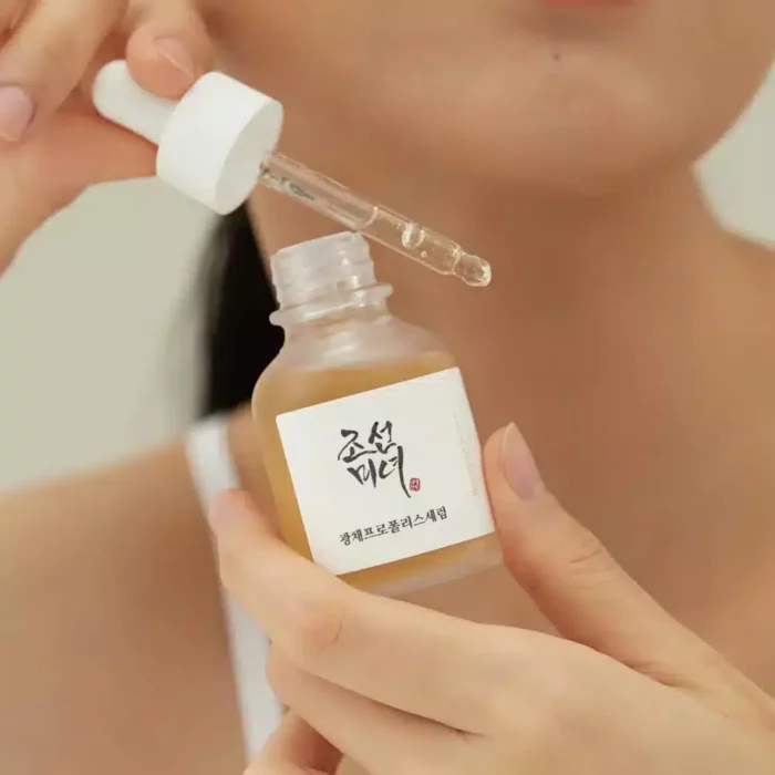 BEAUTY OF JOSEON Glow Serum Propolis + Niacinamide Glow Serum is enriched with 60% propolis extract and 2% niacinamide. Anti-inflammatory properties promotes effective treatment for acne problems. Helps to control sebum secretion, refine pores and brighten skin. Rich, honey-like texture provides deep hydration for skin, leaving a dewy finish with no sticky after feel. BEAUTY OF JOSEON Glow Serum Propolis + Niacinamide